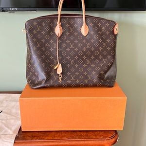 Louise Vuitton Lockit GM in excellent condition, very hard to find